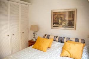 a bedroom with a bed and a picture of a sheep at Casita Boschberg in Biddinghuizen