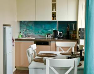 Una cocina o kitchenette en Neptune Ear, Family-friendly, modern, fully-equipped, cozy apartment