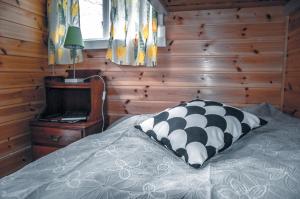 - une chambre dotée d'un lit avec un oreiller noir et blanc dans l'établissement Änggårde B&B, à Huse