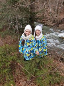 Twee meisjes staan naast een rivier. bij Sadyba Lukacha in Zhdenievo