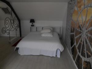 A bed or beds in a room at Au Nid du Thil