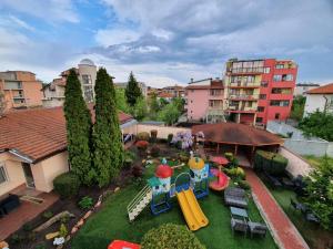 Children's play area sa Family Hotel Kedara