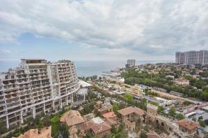 - une vue aérienne sur une ville avec des bâtiments et l'océan dans l'établissement Gagarin Plaza Luxury Sea View Apartments, à Odessa