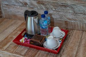 Kemudahan buat kopi dan teh di Helly's Secret Garden Cottage