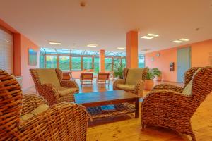 A seating area at Park Holiday Congress & Wellness Hotel