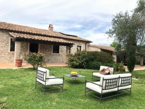 dos sillas y una mesa en un patio en Saturnia Country Villas, en Saturnia