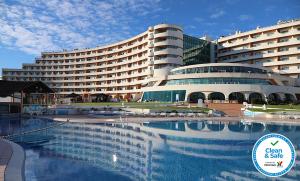 Piscina de la sau aproape de Hotel Apartamento Paraiso De Albufeira