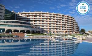 Piscina de la sau aproape de Hotel Apartamento Paraiso De Albufeira