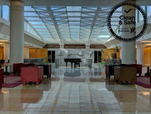 um lobby com um piano de cauda no meio de um edifício em VIP Executive Entrecampos Hotel & Conference em Lisboa