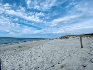 een zandstrand met een hek in het midden bij Küstenliebe Graal-Müritz in Gelbensande