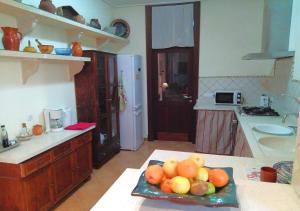 una cocina con una bandeja de fruta en la barra en Casa Familiar y Acogedora, en Sa Pobla