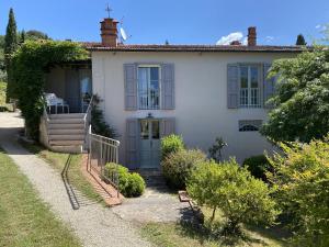 una casa bianca con una scala che porta alla porta di Villa Maona - con piscina tra Firenze e Pisa a Montecatini Terme