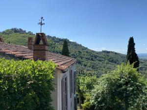 una casa con una croce sopra di Villa Maona - con piscina tra Firenze e Pisa a Montecatini Terme