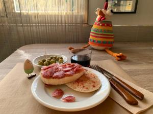 een bord eten met een gebakje op een tafel bij Hostal El Callejón in Tarragona