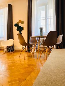 uma sala de jantar com mesa e cadeiras em Crops City Stay em Trieste