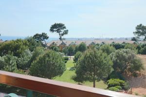 - une vue sur un parc arboré et des bâtiments dans l'établissement Cascais Estoril Apartment 400 m from Beach, à Estoril