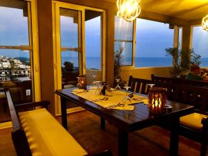 einen Tisch in einem Restaurant mit Meerblick in der Unterkunft Apartments Tati in Ulcinj