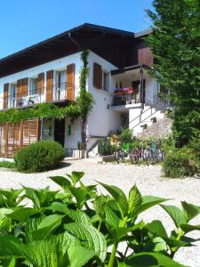 uma casa com bicicletas estacionadas em frente em Villa dei Fiori em Luino