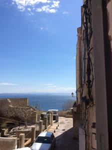 - une vue sur l'océan depuis un bâtiment dans l'établissement Au cœur de la cité médiévale avec petite vue mer, à Bonifacio