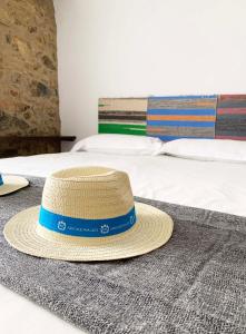 a straw hat sitting on top of a bed at Casa de Campo Alter Pedroso in Alter do Chão