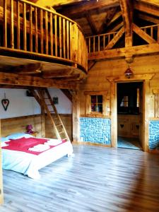 Bett in einem Zimmer mit Loft in der Unterkunft Chalet la scie in Samoëns