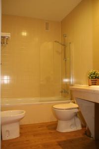 a bathroom with a toilet and a shower and a sink at Apartamentos Apartour Bormujos in Bormujos