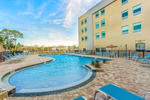 einem Pool vor einem Gebäude in der Unterkunft La Quinta Inn & Suites by Wyndham Miramar Beach-Destin in Destin