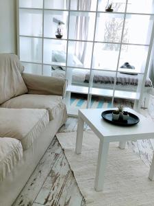 Ruang duduk di Cosy&White apartment in Daugavpils