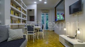 uma sala de estar com um sofá e uma mesa em Downtown apartment in walk zone with 3 bedrooms and garage em Novi Sad