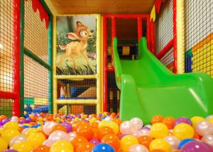 Een kamer met ballonnen en ballen. bij Charme Hotel Nevada in Molveno