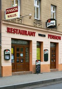 um restaurante ao lado de um edifício em Pension Wallis em Plzeň