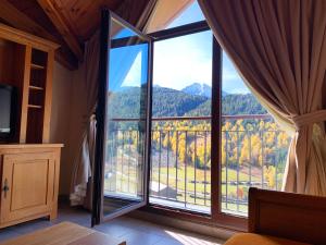 Habitación con ventana grande con vistas a la montaña. en Apartaments Els Llacs, en Bordes d´Envalira