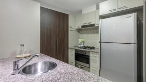 Oaks Brisbane Aurora Suites tesisinde mutfak veya mini mutfak