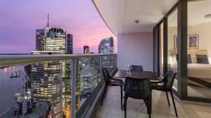 Oaks Brisbane Aurora Suites tesisinde bir balkon veya teras