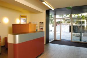 vestíbulo de oficina con recepción y puerta corredera de cristal en Baden Youth Hostel, en Baden