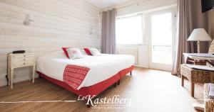 Tempat tidur dalam kamar di Hôtel Restaurant Le Kastelberg, The Originals Boutique