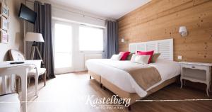 Tempat tidur dalam kamar di Hôtel Restaurant Le Kastelberg, The Originals Boutique