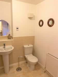 bagno con servizi igienici e lavandino di Firpark City Apartment - 2 Bedrooms a Glasgow