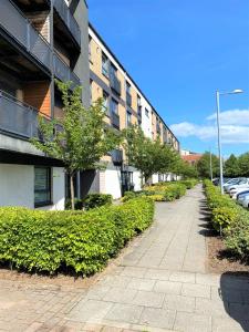 un marciapiede accanto a un edificio con auto parcheggiate di Firpark City Apartment - 2 Bedrooms a Glasgow