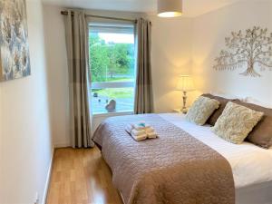 una camera da letto con un letto e due asciugamani di Firpark City Apartment - 2 Bedrooms a Glasgow