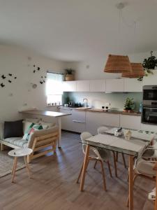 cocina y sala de estar con mesa y sillas en Al 50 mq, en Lecce