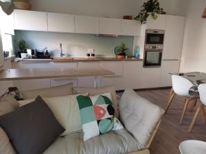 sala de estar con sofá y cocina en Al 50 mq, en Lecce