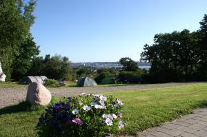 een groep tenten in een park met bloemen bij Fjordlyst Camping & Cottages in Aabenraa