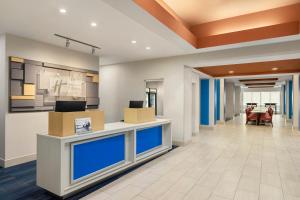 Vestíbul o recepció de Holiday Inn Express Hotel & Suites Fort Myers East - The Forum by IHG