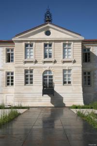 a large white building with a large window at Résidence de l'Arsenal Royal - Meublés de Tourisme in Rochefort