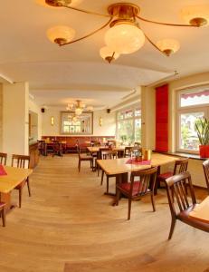 une salle à manger avec des tables et des chaises en bois dans l'établissement Stumbergers Hotel, à Cochem