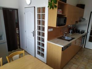 Virtuve vai virtuves zona naktsmītnē Apartmán Jan