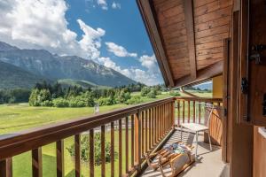 einen Balkon mit Bergblick in der Unterkunft Fiore del Brenta 1 Genziana in Andalo