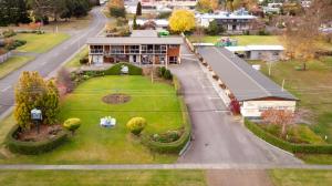 una vista aerea di una casa con cortile di Alpine View Motel a Te Anau