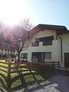 una casa con una valla de madera delante de ella en Apart Alpenflair, en Sankt Leonhard im Pitztal